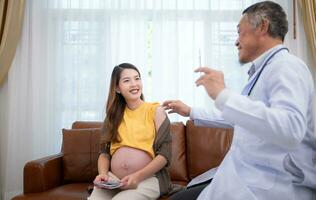 obstetriker gynekolog och vaccination nål eller gravid kvinna, asiatisk gravid kvinna besök gynekolog läkare på medicinsk klinik för graviditet konsult. foto