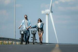 ung kvinna ridning en cykel med henne pojkvän på de väg foto