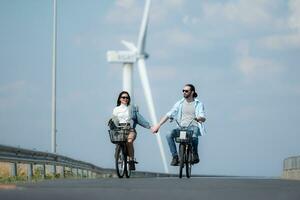 ung kvinna ridning en cykel med henne pojkvän på de väg foto