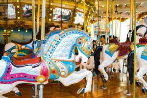 karusell i nöje parkera. hästar på en traditionell fairground årgång karusell. foto