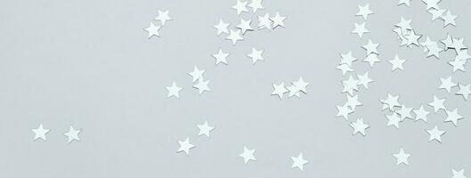 silver- stjärnor konfetti på grå baner. jul eller vinter- festlig bakgrund foto