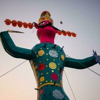 ravnans varelse antänds under dussera festival på ramleela jord i delhi, Indien, stor staty av ravana till skaffa sig brand under de rättvis av dussera till fira de seger av sanning förbi herre rama foto