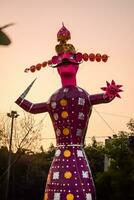 ravnans varelse antänds under dussera festival på ramleela jord i delhi, Indien, stor staty av ravana till skaffa sig brand under de rättvis av dussera till fira de seger av sanning förbi herre rama foto