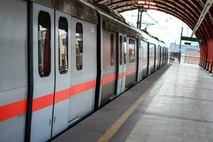 ny delhi Indien - oktober 09 2023 - delhi metro tåg anländer på jhandewalan metro station i ny delhi, Indien, Asien, offentlig metro avgår från jhandewalan station foto