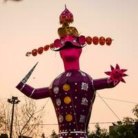 ravnans varelse antänds under dussera festival på ramleela jord i delhi, Indien, stor staty av ravana till skaffa sig brand under de rättvis av dussera till fira de seger av sanning förbi herre rama foto