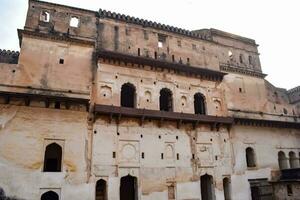 skön se av orchha palats fort, raja mahal och chaturbhuj tempel från jahangir mahal, orchha, madhya Pradesh, jahangir mahal orchha fort i orchha, madhya Pradesh, indisk arkeologisk webbplatser foto