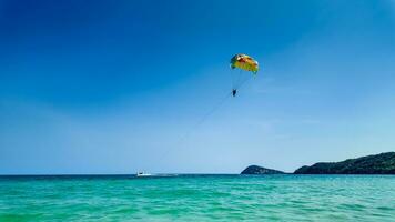 parasailing äventyr, tropisk marinmålning raffel foto