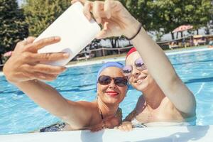 modern mamma och ung dotter tar en selfie foto