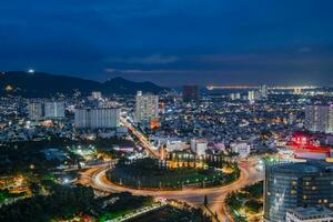 solnedgång i vung tau stad och kust, vietnam. vung tau är en känd kust stad i de söder av vietnam foto