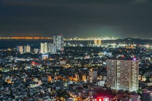 natt i vung tau stad och kust, vietnam. vung tau är en känd kust stad i de söder av vietnam foto