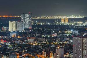 natt i vung tau stad och kust, vietnam. vung tau är en känd kust stad i de söder av vietnam foto