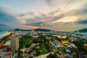 solnedgång i vung tau stad och kust, vietnam. vung tau är en känd kust stad i de söder av vietnam foto