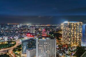 natt i vung tau stad och kust, vietnam. vung tau är en känd kust stad i de söder av vietnam foto