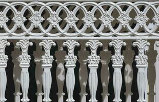 abstrakt prydnad och dekorativ mönster bakgrund av årgång vit kasta järn glidning staket Port i roman stil foto