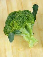 broccoli på tabell foto