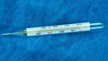 glas termometer, kvicksilver termometer isolerat foto