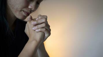 händerna vikta i bönkoncept för tro, religiös ung kvinna som ber till gud på morgonen, andlighet och religion, religiösa begrepp. foto
