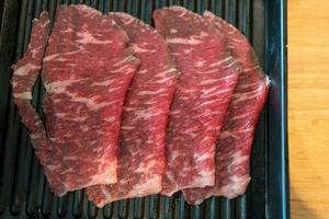 en stänga upp detaljerad bild av skivad japansk wagyu nötkött foto