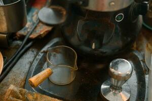 verktyg förbereda för bryggning espresso i de Kafé foto