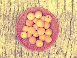 aprikoser på träbakgrunden