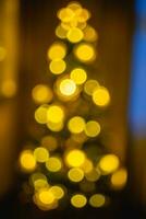defocused festlig jul eller ny år träd med fläck bokeh belysning foto