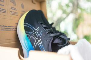 Bangkok, thailand - januari 9, 2024 ny skor med asics löpning skor gel nimbus 25 bred. foto