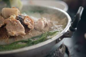 fläsk eller kött och vegetabiliska grillning i panorera på de spis. thai utegrill buffé. thai ring upp mu ka ta. foto