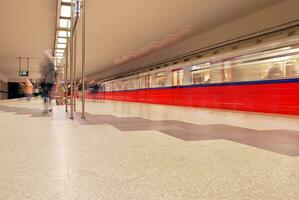 snabb rörelse av metro tåg. lång exponering av en gå förbi passagerare tåg. i rörelse foto