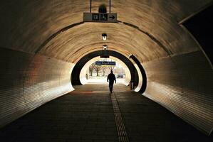 tunnel ledande från de tåg station. foto