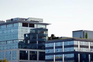 glas byggnad med transparent Fasad av de byggnad och blå himmel. strukturell glas vägg reflekterande blå himmel. foto