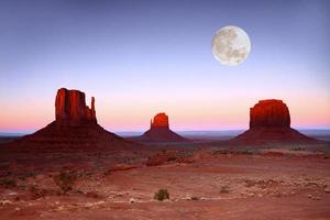 solnedgång på buttes i monument valley arizona foto