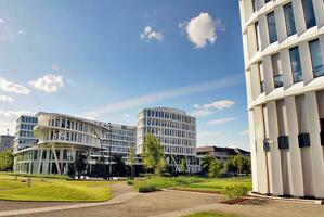 abstrakt närbild av de glasklädd Fasad av en modern byggnad täckt i reflekterande tallrik glas. arkitektur abstrakt bakgrund. glas vägg och Fasad detalj. foto