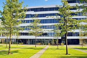 abstrakt närbild av de glasklädd Fasad av en modern byggnad täckt i reflekterande tallrik glas. arkitektur abstrakt bakgrund. glas vägg och Fasad detalj. foto