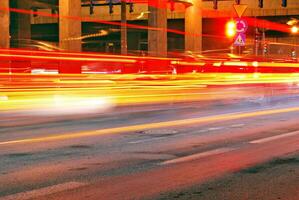 roving bil med fläck ljus genom stad på natt foto