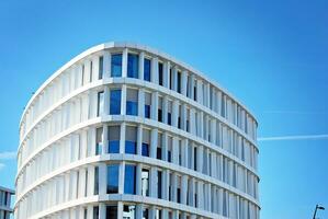 abstrakt närbild av de glasklädd Fasad av en modern byggnad täckt i reflekterande tallrik glas. arkitektur abstrakt bakgrund. glas vägg och Fasad detalj. foto