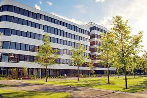 abstrakt närbild av de glasklädd Fasad av en modern byggnad täckt i reflekterande tallrik glas. arkitektur abstrakt bakgrund. glas vägg och Fasad detalj. foto