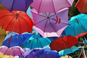 färgrik paraplyer bakgrund. färgrik paraplyer i de himmel. gata dekoration. foto