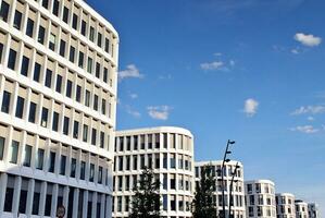 abstrakt närbild av de glasklädd Fasad av en modern byggnad täckt i reflekterande tallrik glas. arkitektur abstrakt bakgrund. glas vägg och Fasad detalj. foto