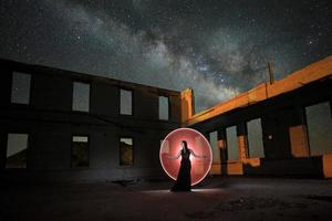 vacker modell poserar i öknen på natten med Vintergatan foto