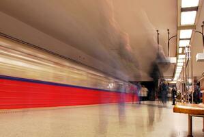 snabb rörelse av metro tåg. lång exponering av en gå förbi passagerare tåg. i rörelse foto