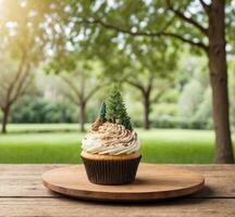 ai genererad muffin med jul träd på trä- tabell med natur bakgrund foto