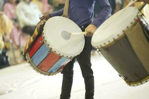 indisk man spelar dhol under indisk bröllop foto