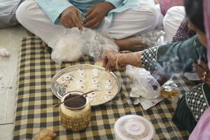utför traditionell indisk ritualer på en bröllop firande foto