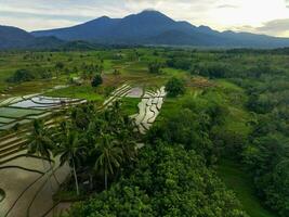 de skönhet av de morgon- panorama med soluppgång i indonesien by foto