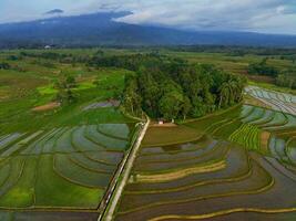 de skönhet av de morgon- panorama med soluppgång i indonesien by foto