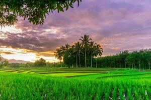 de skönhet av de morgon- panorama med soluppgång i indonesien by foto