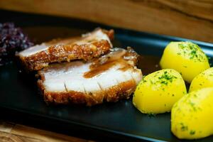 pork royal ett traditionellt stekt fläsk med rödkål och potatis foto