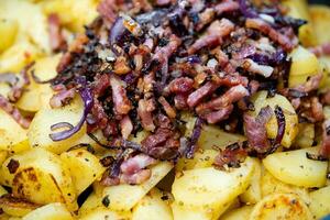 rostad potatisar med bacon lök och kryddor foto