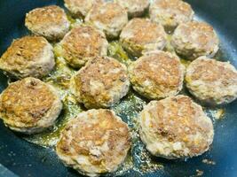 friterad köttbullar med kål och persilja potatisar foto