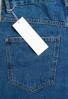 tillbaka sida ficka av blå jeans byxor och pris märka närbild bakgrund, mockup, kopia Plats foto